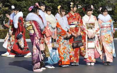 ディズニーランドで成人式、ミッキーが祝福 千葉・浦安