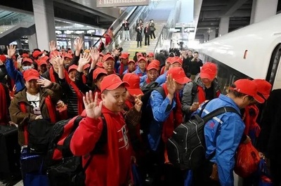 中国西部で出稼ぎ労働者の職場復帰に直通列車 第1便に約400人