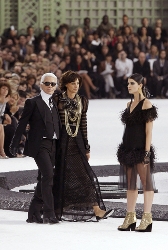 カール・ラガーフェルド、今度は「島」をデザイン