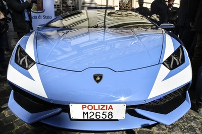 警察車両にランボルギーニの「ウラカン」新モデル、イタリア