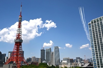 ブルーインパルスが東京上空を飛行 医療従事者に感謝