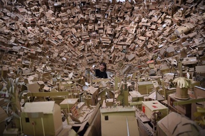 段ボールで再現、ひしめく迷路のような街並み フィリピン