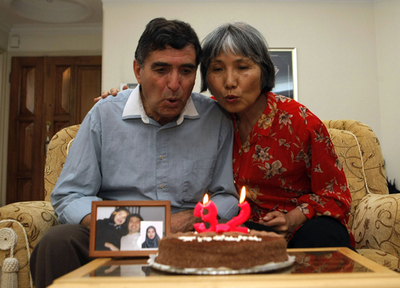 イランで禁固判決のサベリさん、解放願い両親が誕生パーティー