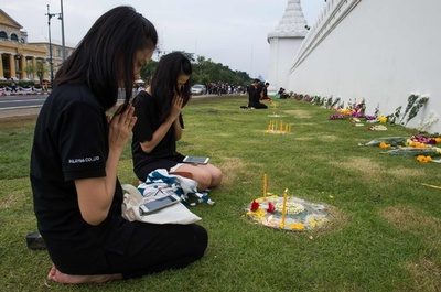 黒い服でプミポン国王への弔意示す市民、タイ