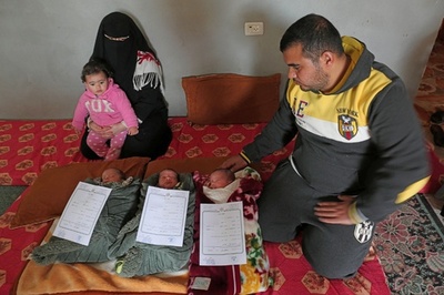 「パレスチナ」「首都」「エルサレム」…ガザの夫婦、三つ子の名で米に抗議