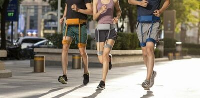 杖を捨てて、どんどん歩く…「1.4kgロボット」着けた韓国の高齢者が明るく笑った