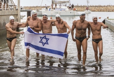 ごみをかき分け380キロのリレー遠泳に成功、イスラエル