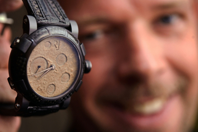 月面腕時計、部品は本物の月の砂やアポロ11号