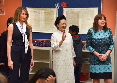 米中ファーストレディー、芸術学校を訪問