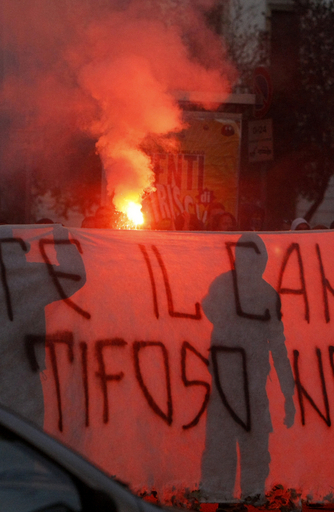 警官によるサポーター死亡を受け緊急会議の開催が決定