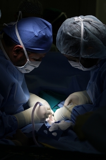 手術で体内にスポンジ置き忘れられて15年、豪女性が担当医を訴える