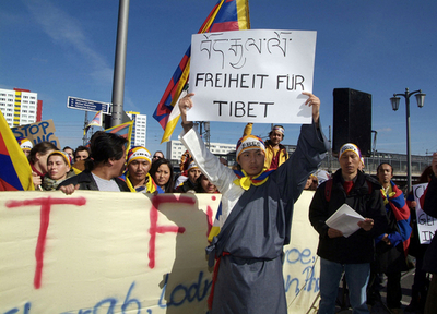 チベット制圧に中国への批判高まる　五輪ボイコットの声も