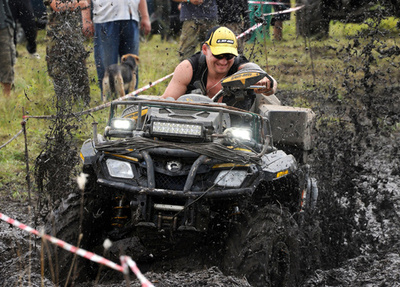 泥だらけでも濡れても前進、ベラルーシでオフロードの祭典