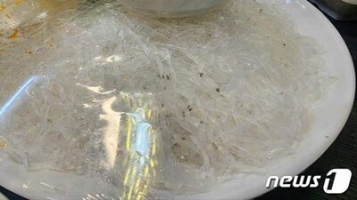 韓国の刺し身屋、料理の下に見えた「黒ずんだカビ」