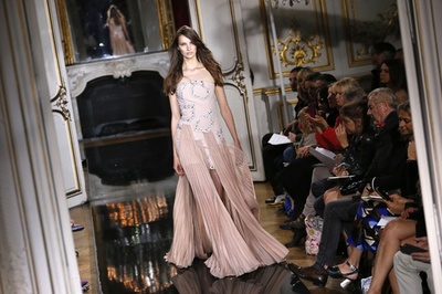 セクシーな肌見せスタイル、「アザロ」14/15年秋冬オートクチュール