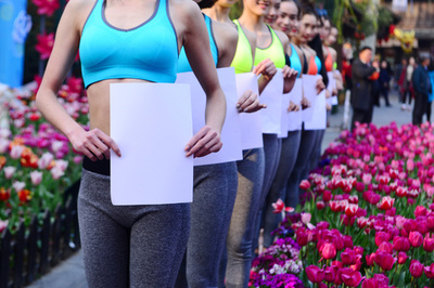 紙並みの細さ競う「A4腰」チャレンジ、中国の流行に批判の声