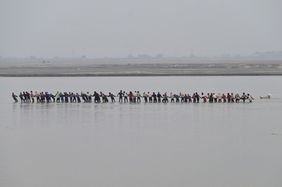 【今日の1枚】浅瀬で綱引き？ インド