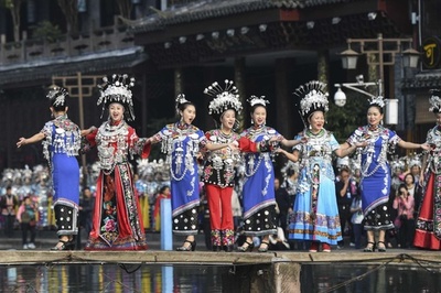 きらびやかな民族衣装が古城に映える　中国・湖南