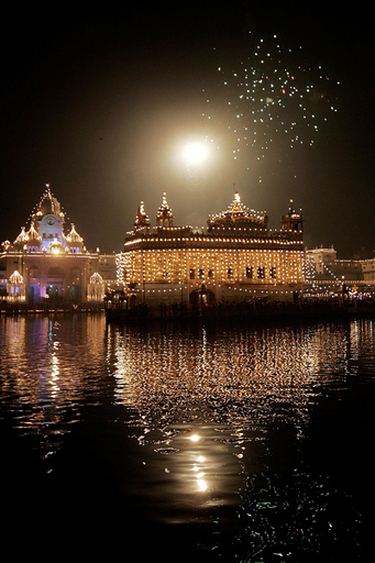 シーク教の総本山、黄金寺院で打ち上げ花火