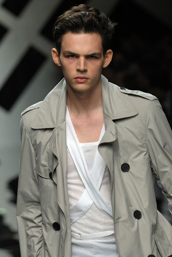 人気メンズモデルがコレクション開幕前日に自殺