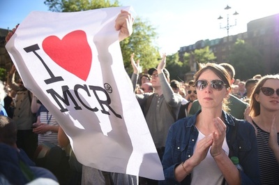 英マンチェスター爆発、被害者介抱したホームレス男性に称賛