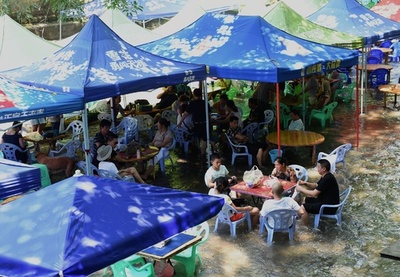 川床で涼 猛暑の重慶