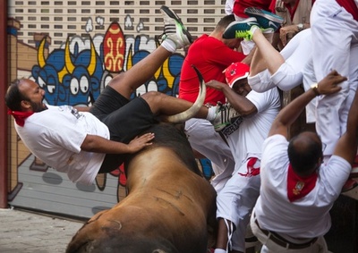 「牛追い」2日目、14人負傷 スペインのサン・フェルミン祭