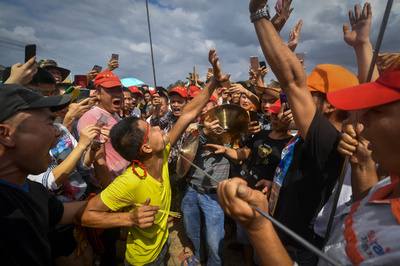 ほおに棒刺すパフォーマンス「穿杖」は1300年の歴史 海南島の縁日