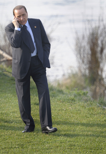 ベルルスコーニ氏、長電話でNATO集合写真に間に合わず