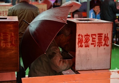 中国共産党に逆らった村、自由選挙で村長を再選