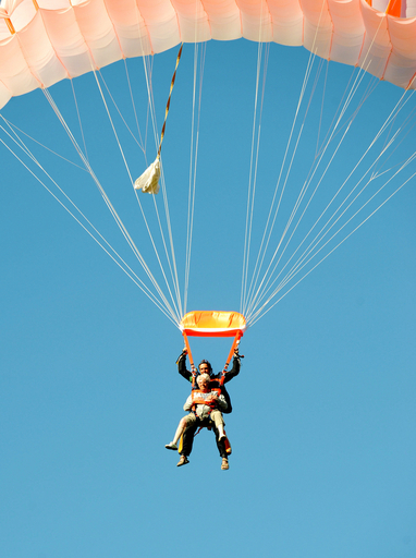 クリスマスプレゼントは「スカイダイビング最高齢者」への挑戦、ブラジルの100歳女性