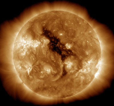 太陽面に黒く広がるコロナホール、NASA画像
