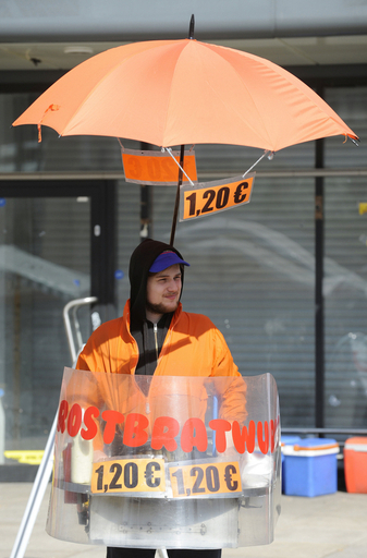 ちょっと重いですが・・・「携帯屋台」でソーセージ販売、ドイツ