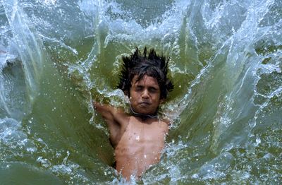 夏まで待てない！川に飛び込む若者たち インド