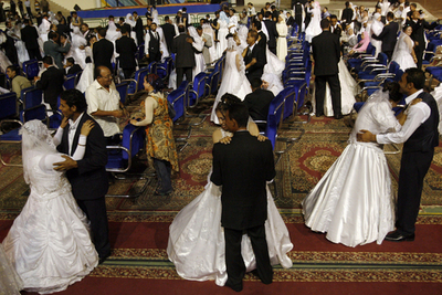 カイロでイスラム教の集団結婚式、200組が参加