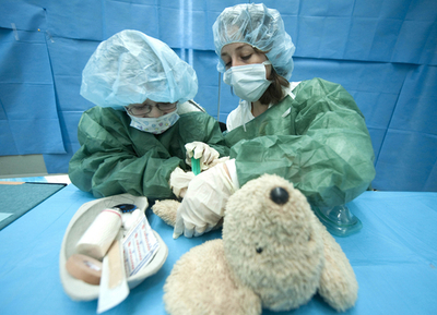 一緒にぬいぐるみ治療、「テディベア病院」がベルリンに開設