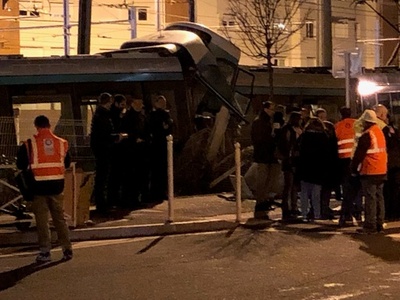 パリ郊外で路面電車同士が衝突、1人重体