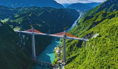 中国重慶 アジア一橋脚の高い低塔斜張橋が合体