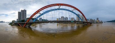 ボートで友人を救出後、立て続けに20人以上を救助 中国桂林