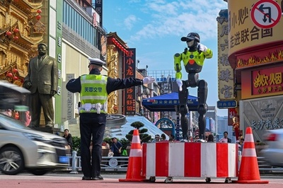 中国湖南省長沙市 交通警察ロボットが「勤務開始」