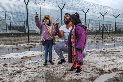 砂漠の国クウェートで異例のひょう 子どもら大はしゃぎ