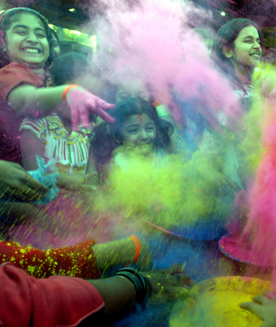 カラフルな色で春を迎えるお祭り「Holi」が開催される - インド