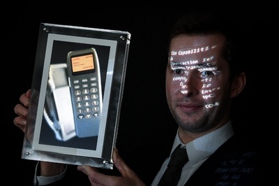 世界初のSMS「メリークリスマス」 1380万円で落札