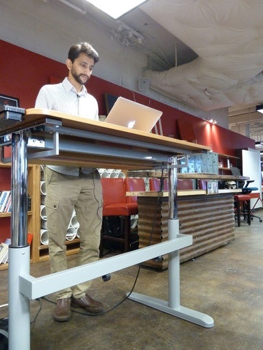 「座る」と「立つ」、健康リスクに差なし 英研究