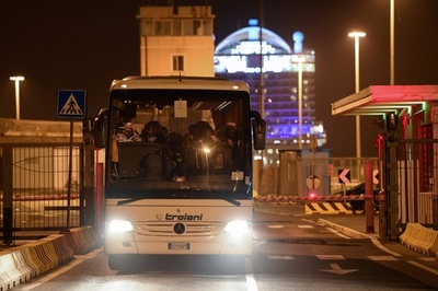 新型肺炎疑いで足止めの伊客船、体調不良の乗客は陰性 下船可能に