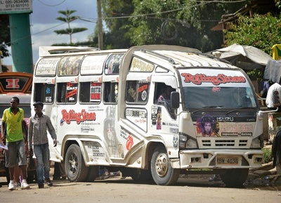 ど派手に行こうぜ！ ナイロビ通勤客の足「マタトゥ」