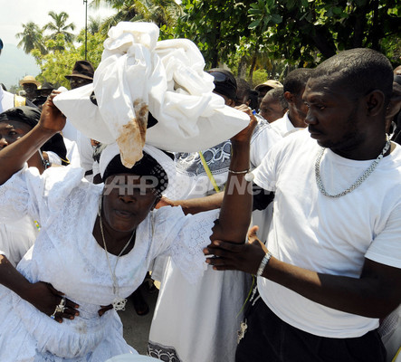 大地震の犠牲者悼むブードゥー教の儀式 ハイチ 写真11枚 ファッション ニュースならmode Press Powered By Afpbb News