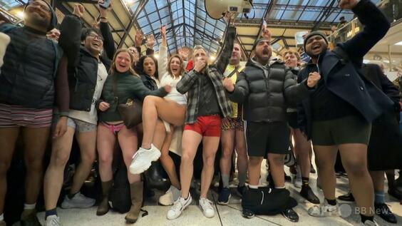 ズボンなしで地下鉄に乗ろう！ 英ロンドンで恒例イベント