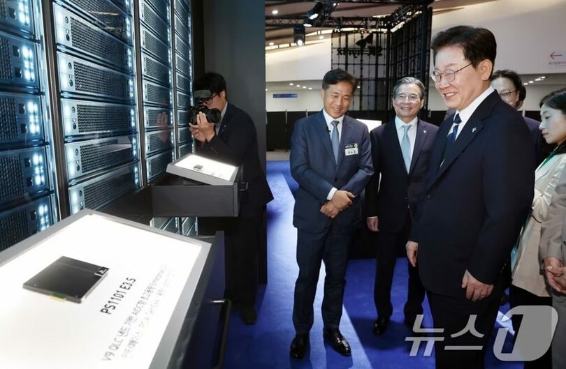 SKハイニックスのAI半導体展示物を見る韓国のイ・ジェミョン（李在明）大統領(c)news1