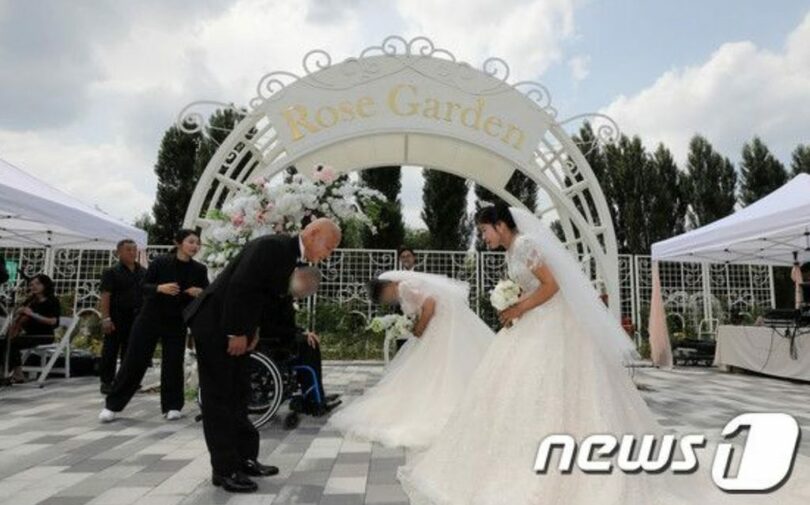 ソウル漢江公園で開かれた合同での結婚式(c)news1
